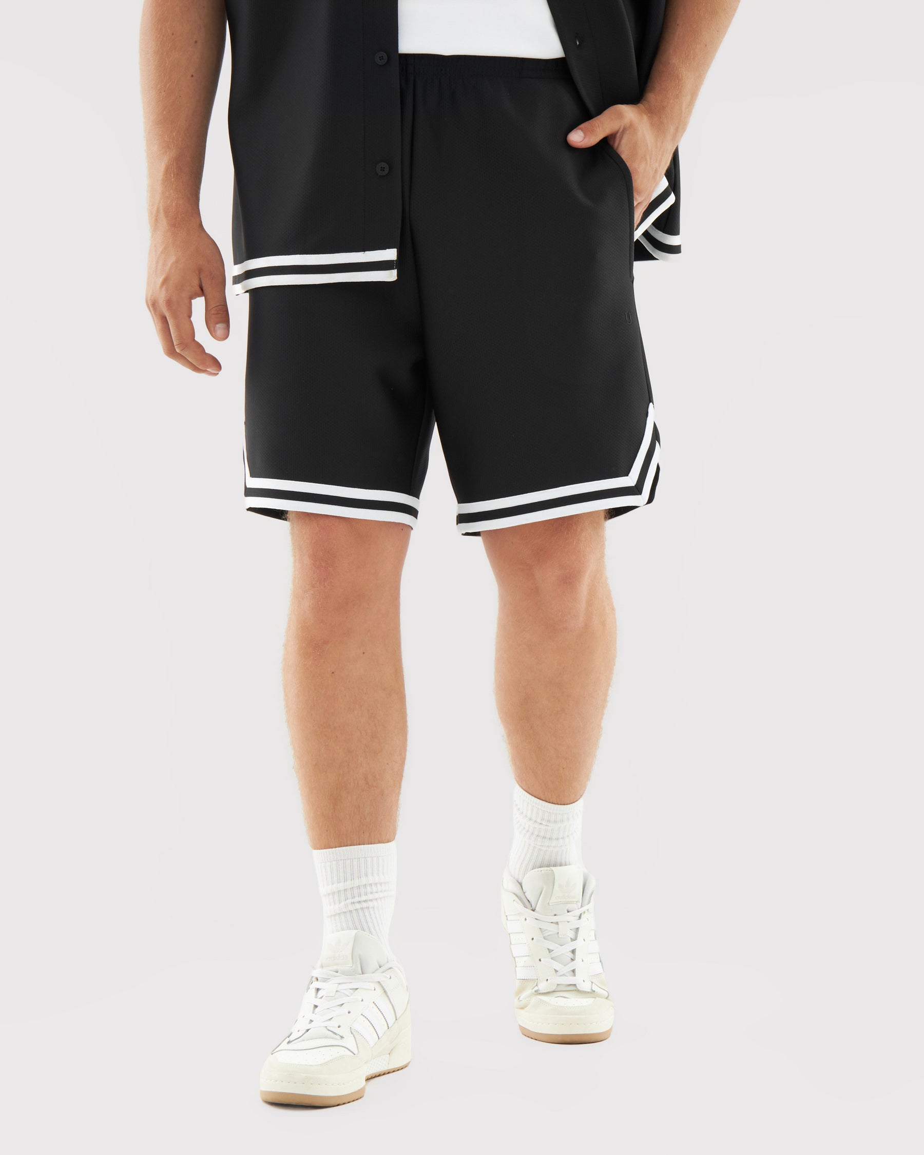 Schwarze locker sitzende Sommer-Shorts aus Set 'Parker' mit weißen Streifen am Saum