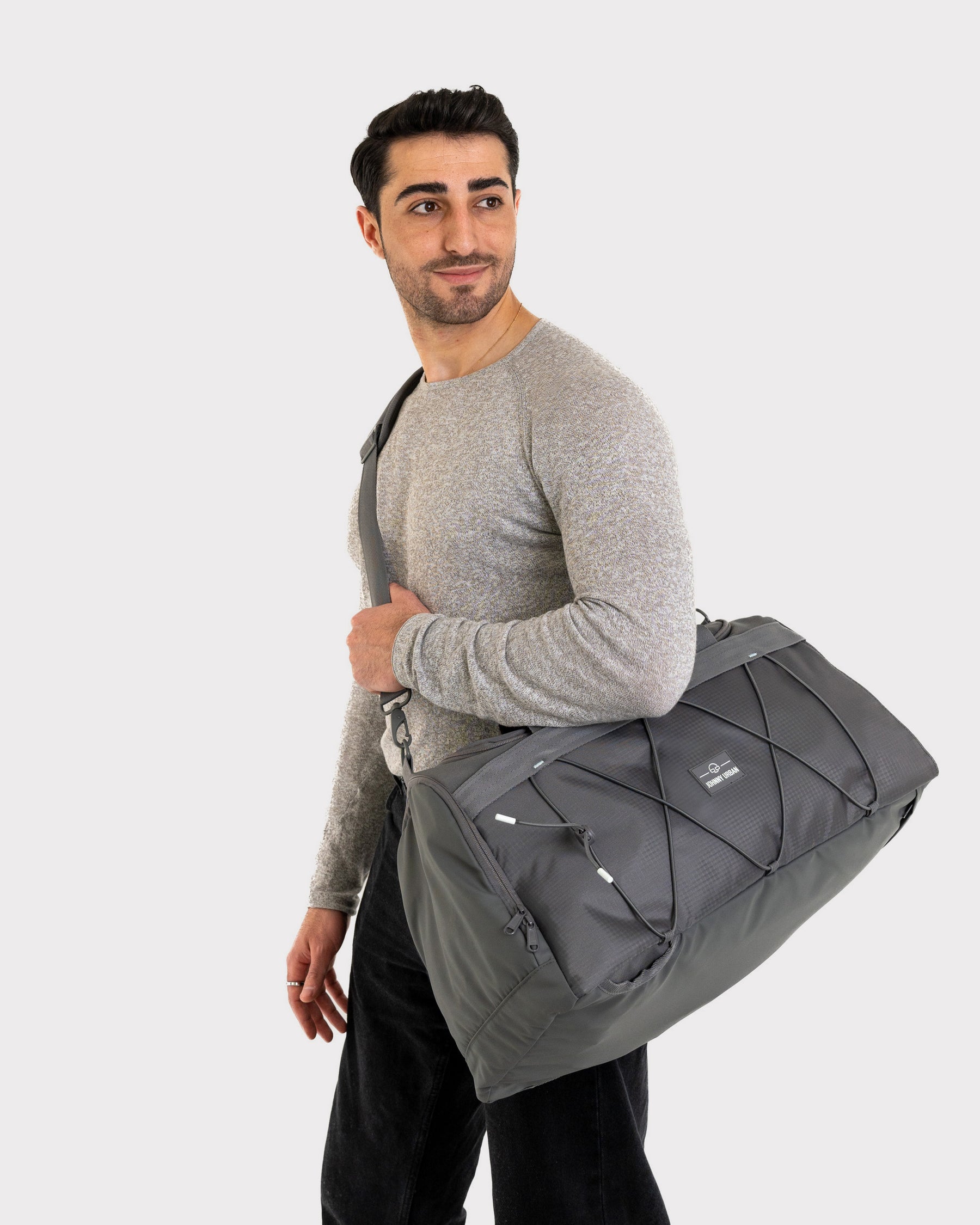 Mann trägt graue Duffle Bag 'Shawn Medium' von Johnny Urban über der Schulter