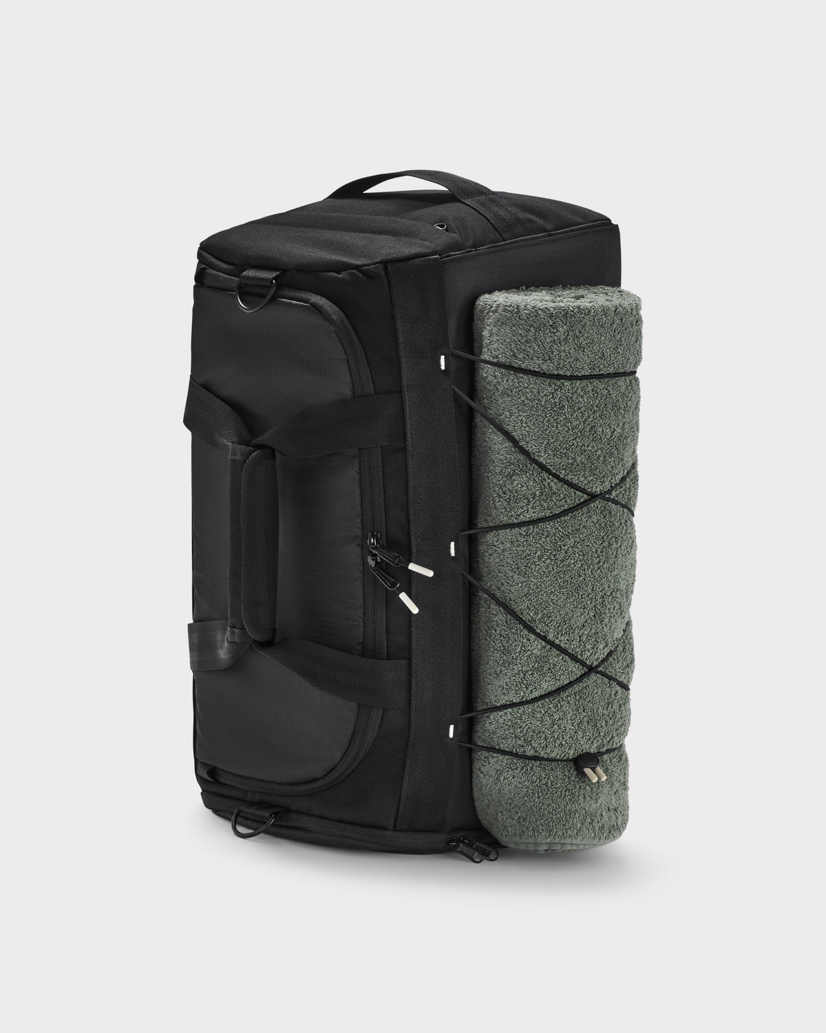Schwarze Duffle Bag 'Shawn Medium' mit seitlich befestigtem, gerolltem grauen Handtuch