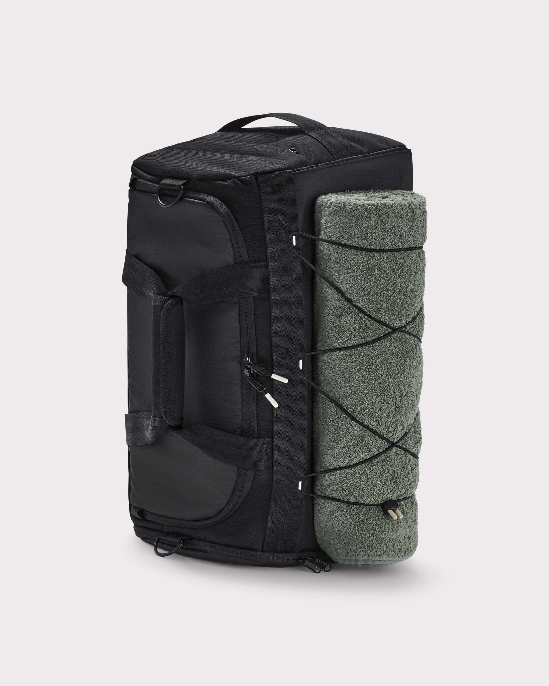 Schwarze Duffle Bag 'Shawn Medium' mit seitlich befestigtem, gerolltem grauen Handtuch