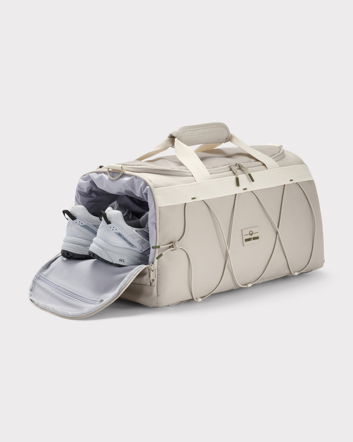 Beige Duffle Bag 'Shawn Medium' von Johnny Urban mit offenem Schuhfach und weißen Sportschuhen