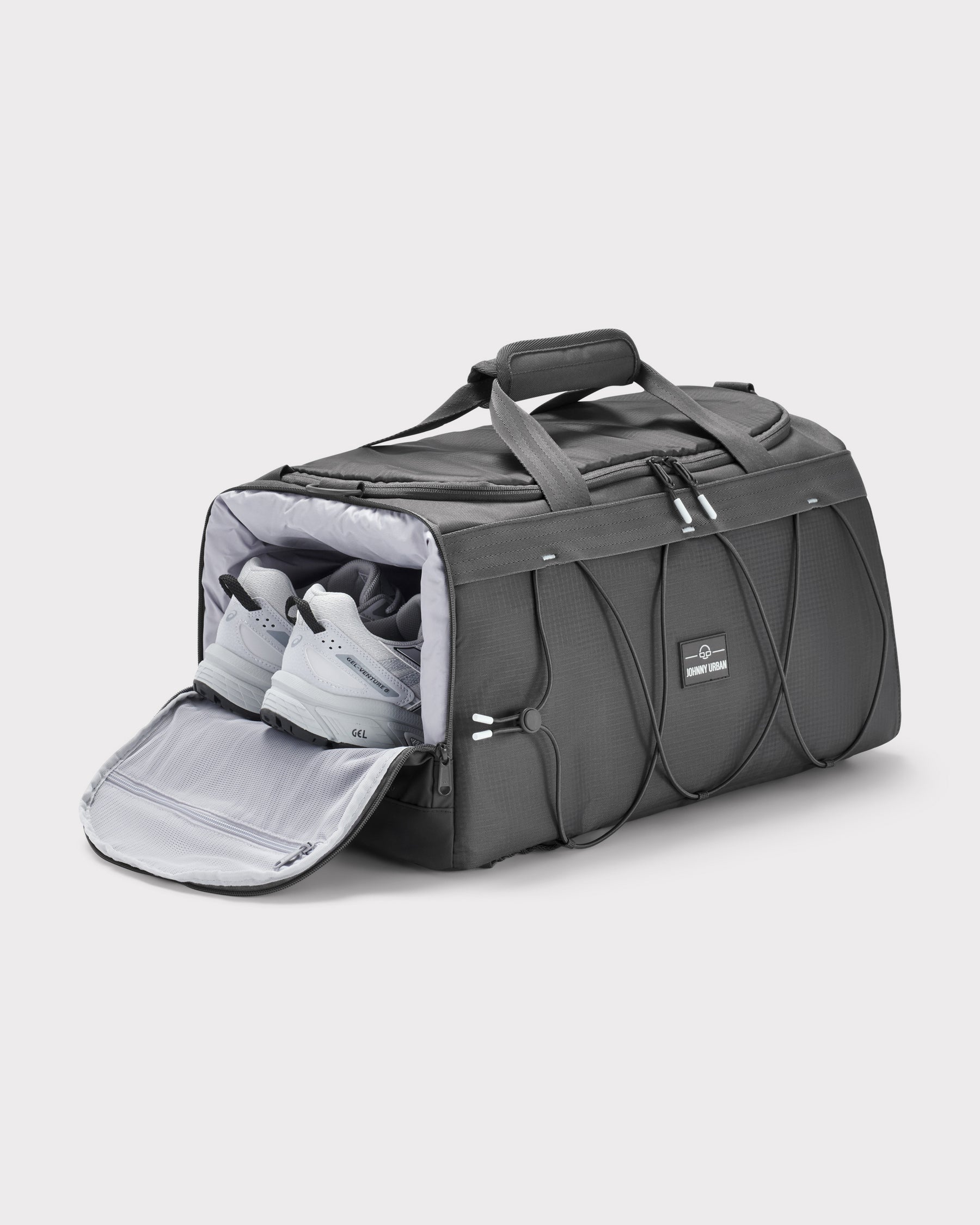 Graue Duffle Bag 'Shawn Medium' von Johnny Urban mit seitlichem Schuhfach und weißen Sportschuhen