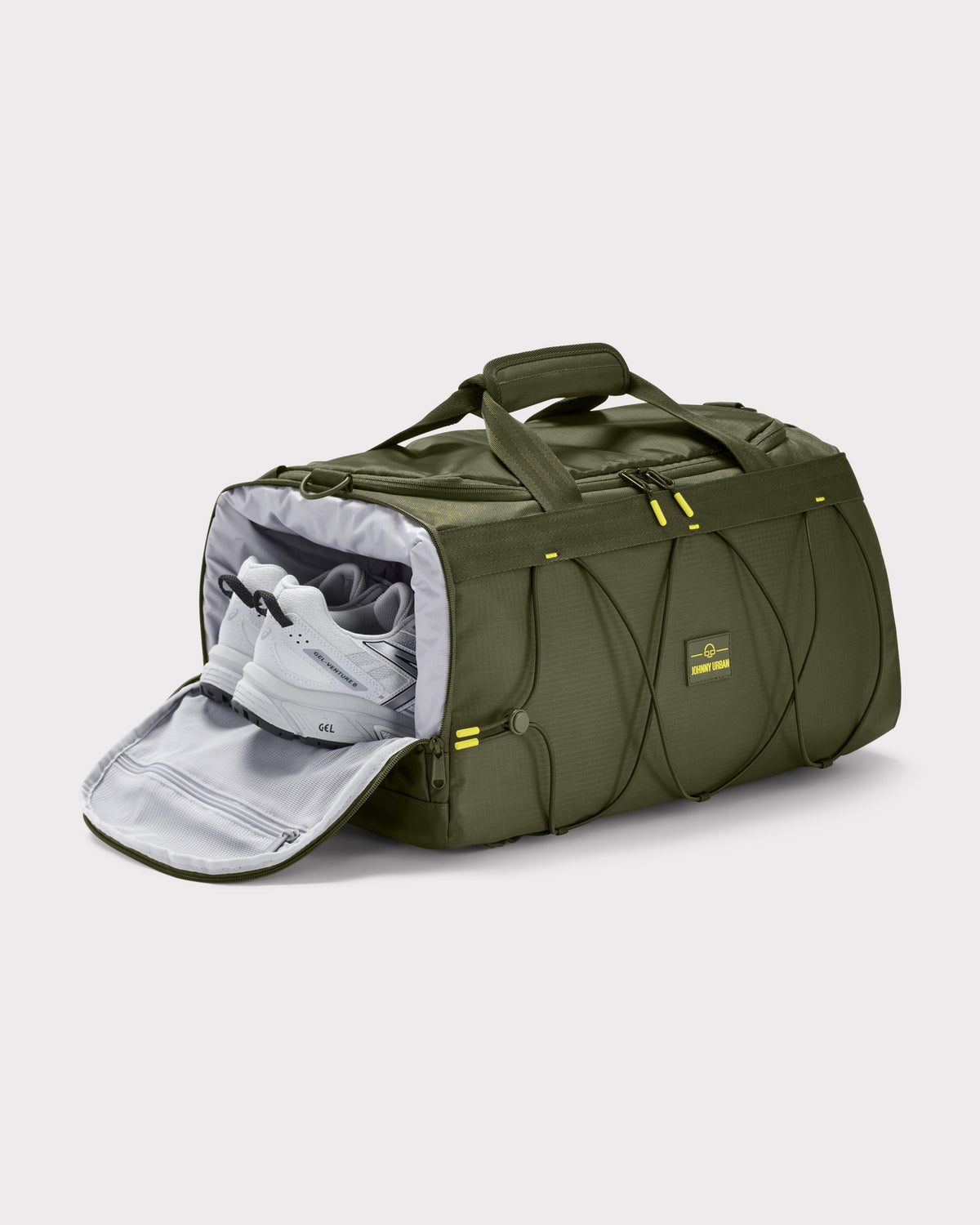 Johnny Urban Duffle Bag 'Shawn Medium' in Oliv mit seitlichem Schuhfach und weißen Sportschuhen