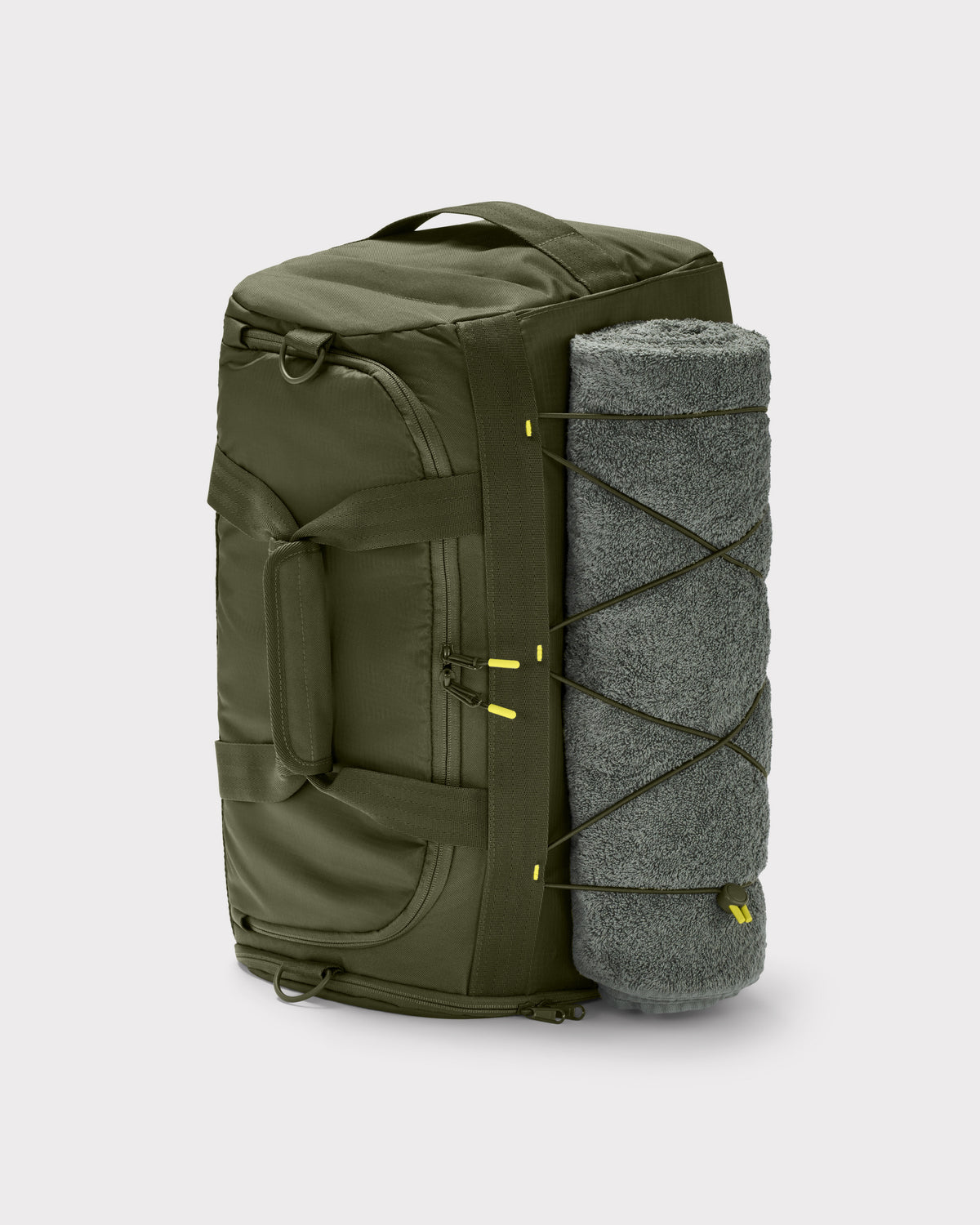 Johnny Urban Duffle Bag 'Shawn Medium' olivgrün mit grauem Handtuch außen befestigt