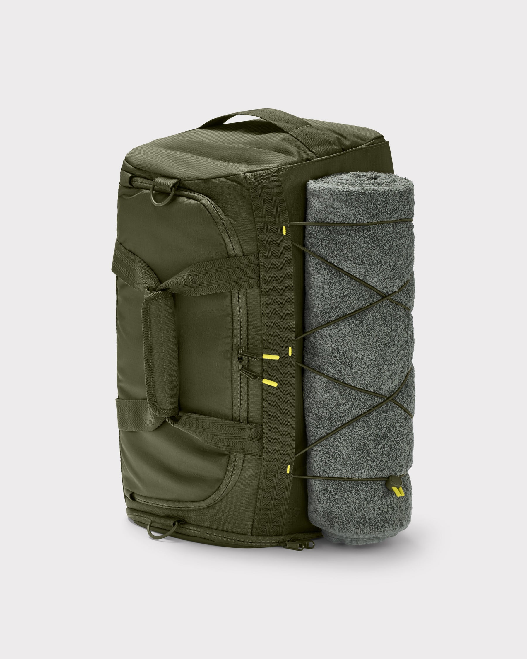 Johnny Urban Duffle Bag 'Shawn Medium' olivgrün mit grauem Handtuch außen befestigt