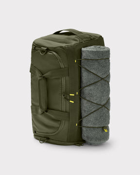 Johnny Urban Duffle Bag 'Shawn Medium' olivgrün mit grauem Handtuch außen befestigt