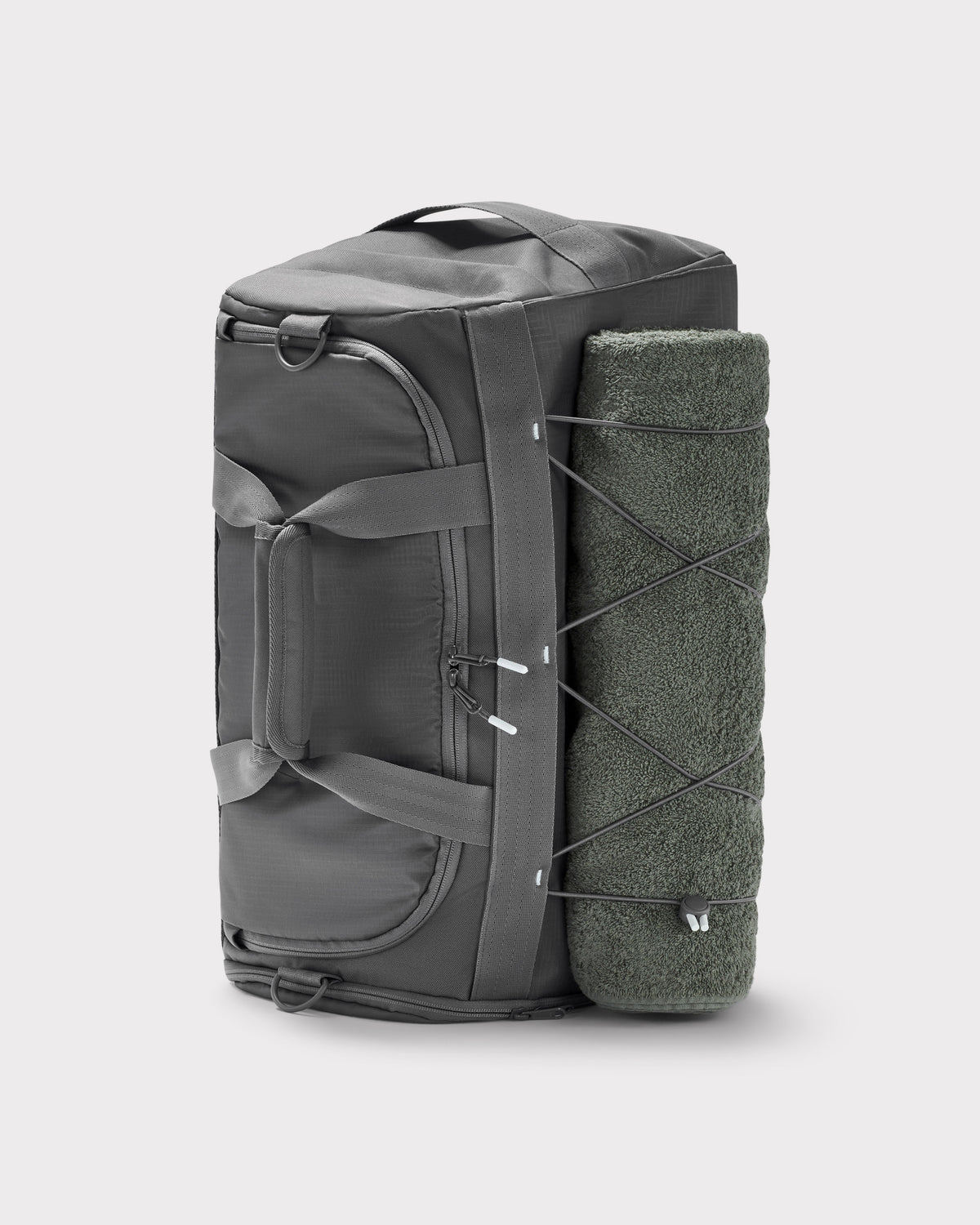 Graue Johnny Urban Duffle Bag 'Shawn Medium' mit seitlich befestigtem, dunkelgrünem Handtuch