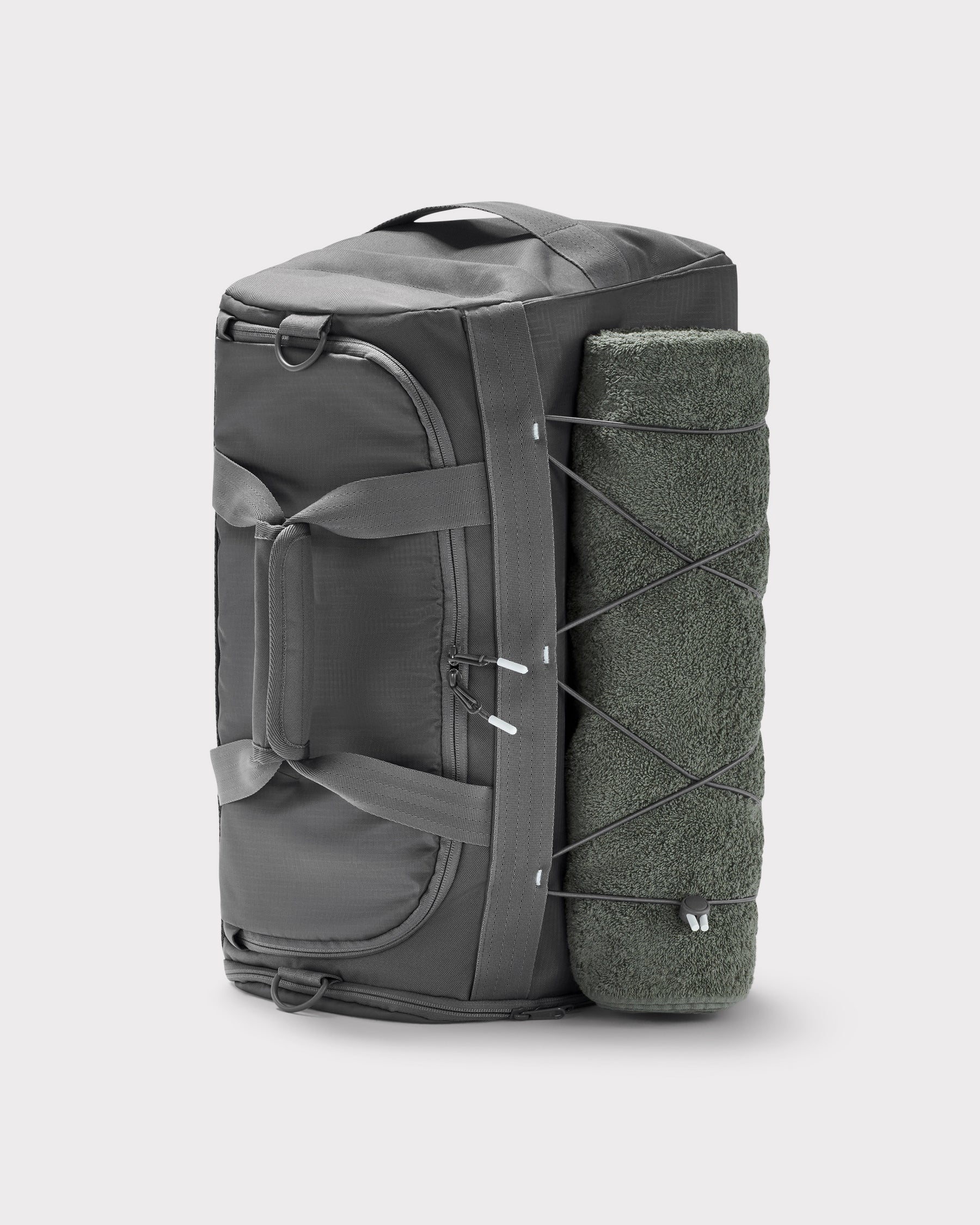 Graue Johnny Urban Duffle Bag 'Shawn Medium' mit seitlich befestigtem, dunkelgrünem Handtuch