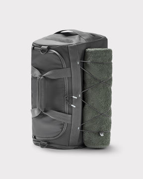 Graue Johnny Urban Duffle Bag 'Shawn Medium' mit seitlich befestigtem, dunkelgrünem Handtuch