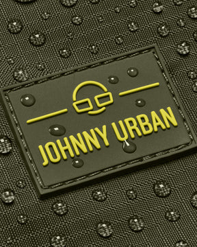 Nahaufnahme des Johnny Urban Logos auf einer olivfarbenen Duffle Bag "Shawn Medium" mit Wassertropfen