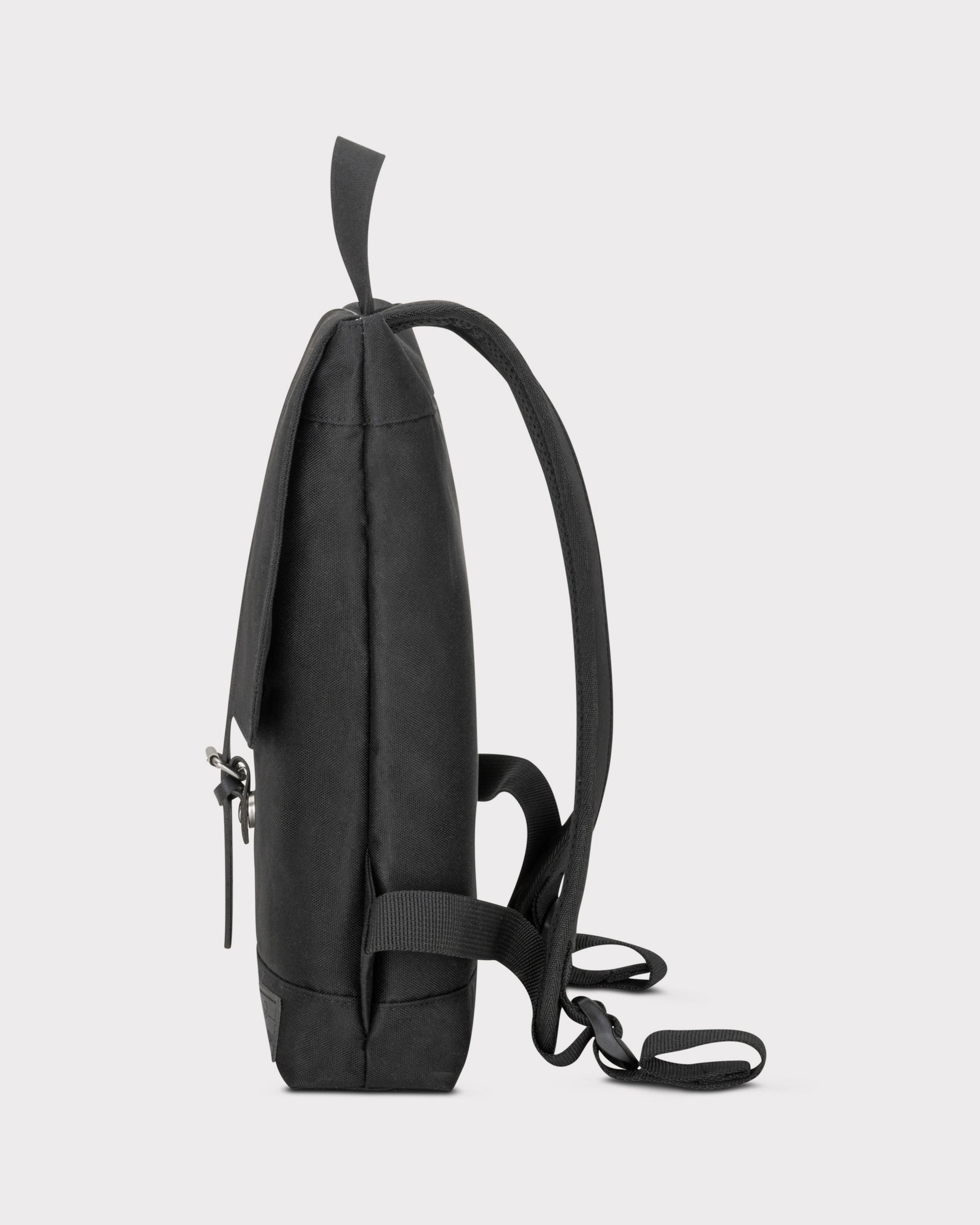 Schlanker schwarzer Damenrucksack 'Mia' von Johnny Urban, Seitenansicht mit verstellbaren Schulterriemen