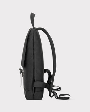 Schlanker schwarzer Damenrucksack 'Mia' von Johnny Urban, Seitenansicht mit verstellbaren Schulterriemen