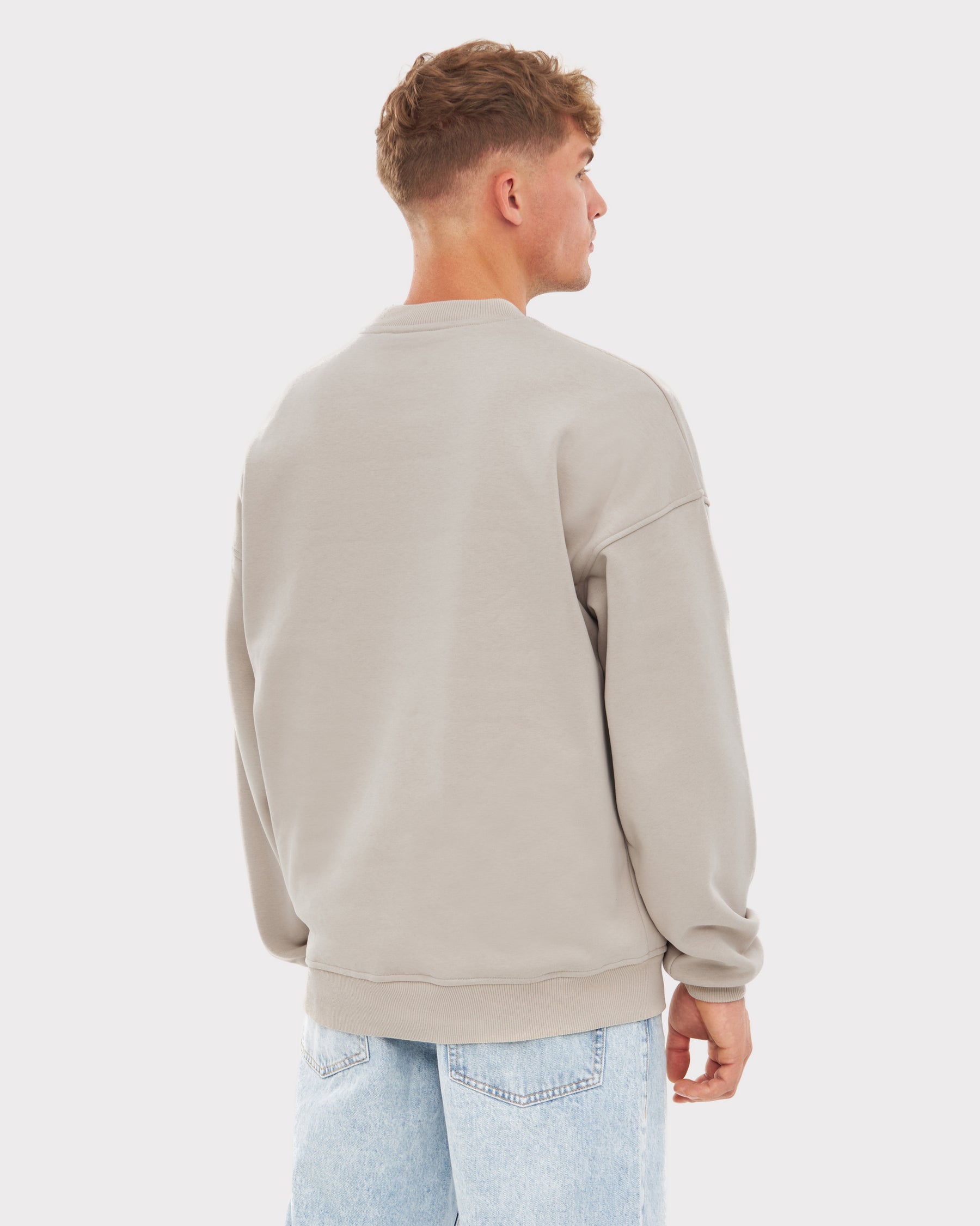 Mann trägt oversized Crewneck 'Carter' in Beige von Johnny Urban, Rückansicht
