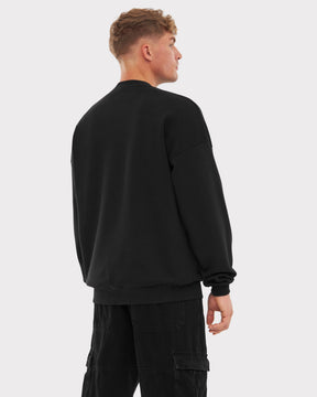 Mann von hinten mit oversized schwarzem Crewneck 'Carter' und schwarzer Cargo-Hose