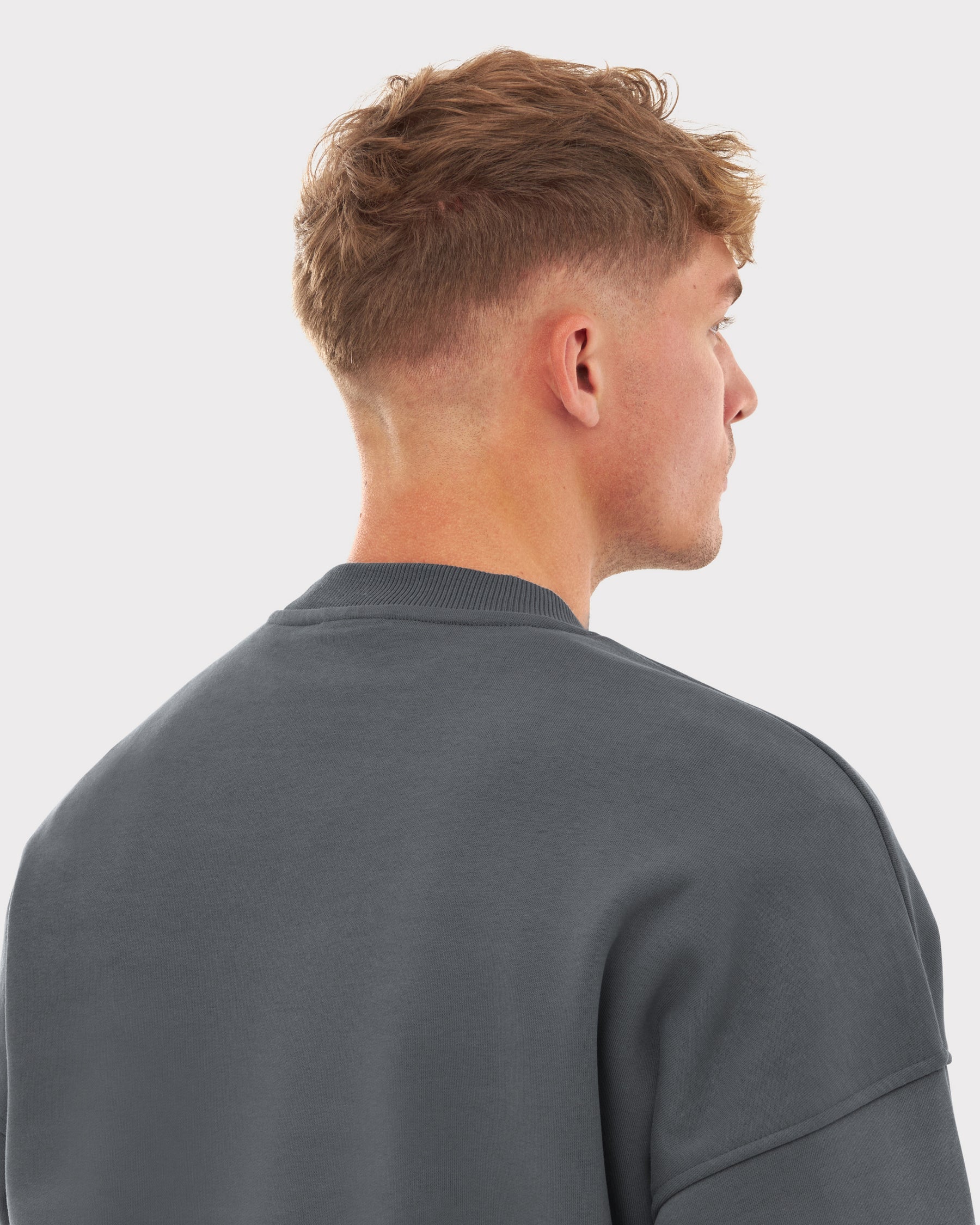 Mann von hinten trägt oversized Crewneck 'Carter' in modernem Grau von Johnny Urban