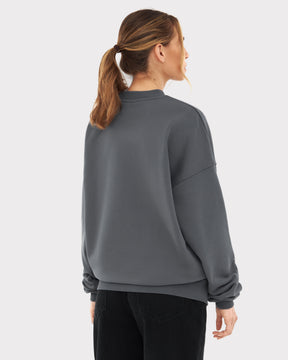 Frau trägt oversized Sweatshirt 'Carter' von Johnny Urban in Grau, Rückansicht