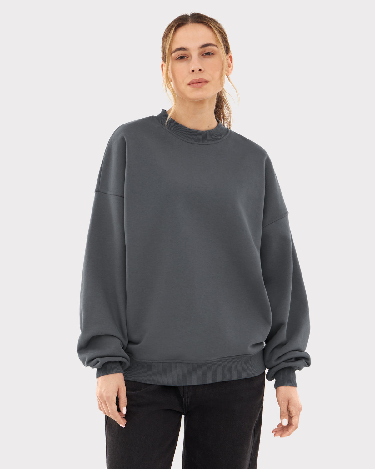 Frau trägt oversize Sweatshirt 'Carter' in modernem Grau von Johnny Urban