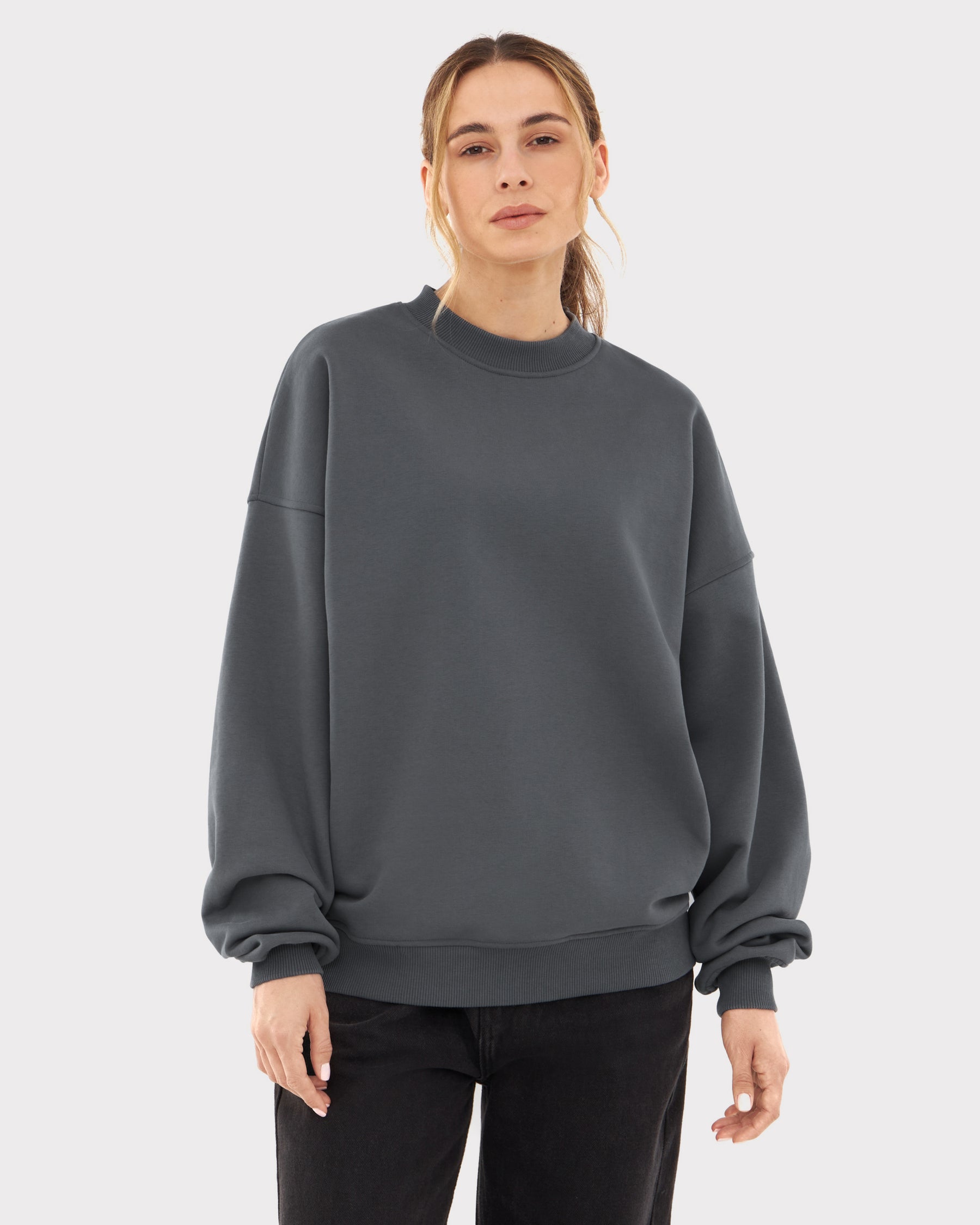 Frau trägt oversize Sweatshirt 'Carter' in modernem Grau von Johnny Urban