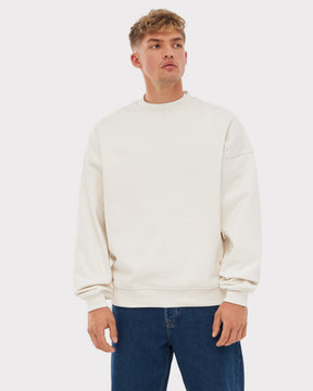 Männliches Modell trägt weißen Oversized Crewneck 'Carter' von Johnny Urban mit blauer Jeans
