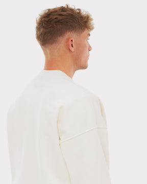 Mann von hinten mit oversized weißem Sweatshirt-Pullover 'Carter' von Johnny Urban