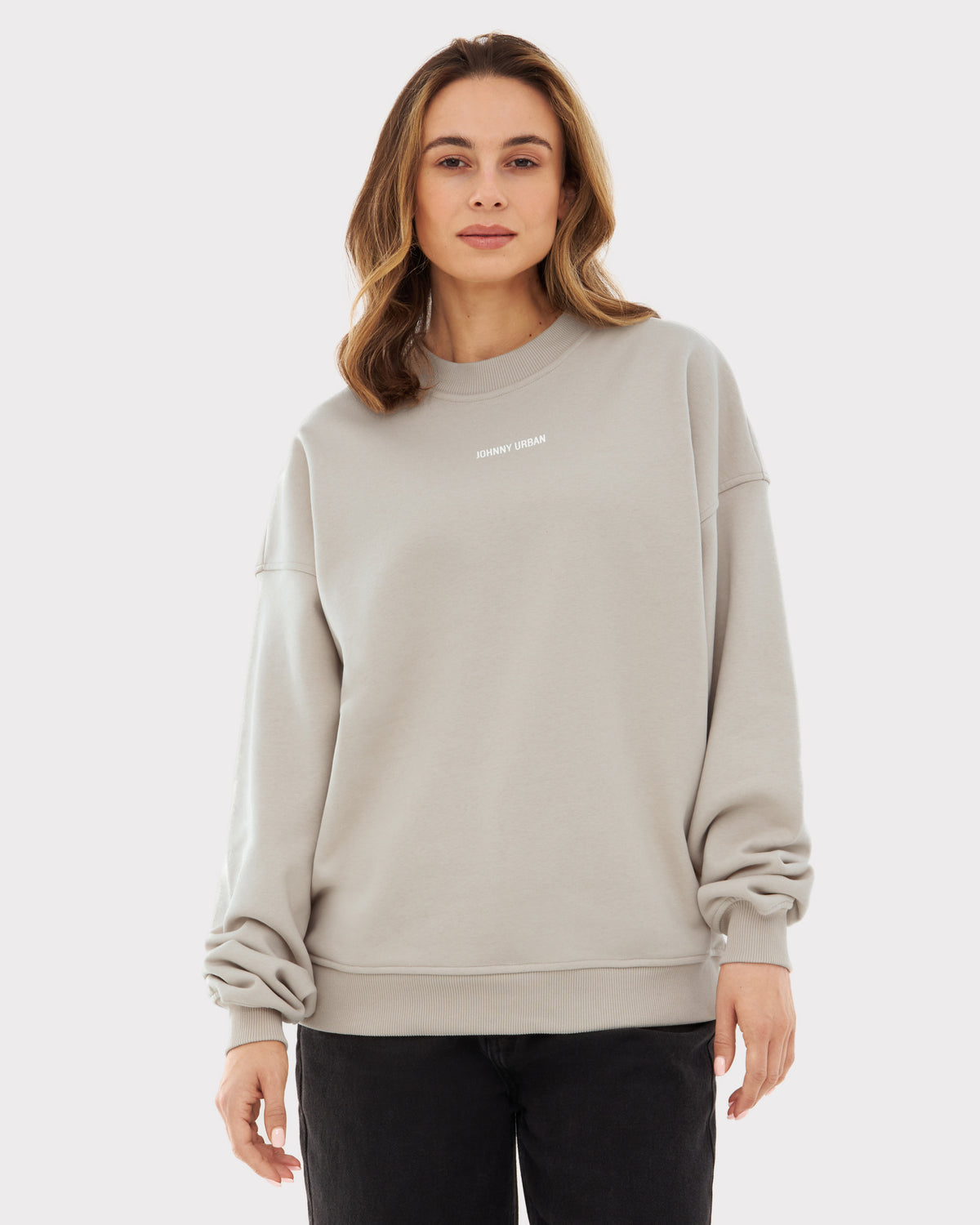 Beiges oversized Damen-Crewneck Sweatshirt 'Carter' mit kleinem weißen 'Johnny Urban' Schriftzug vorne