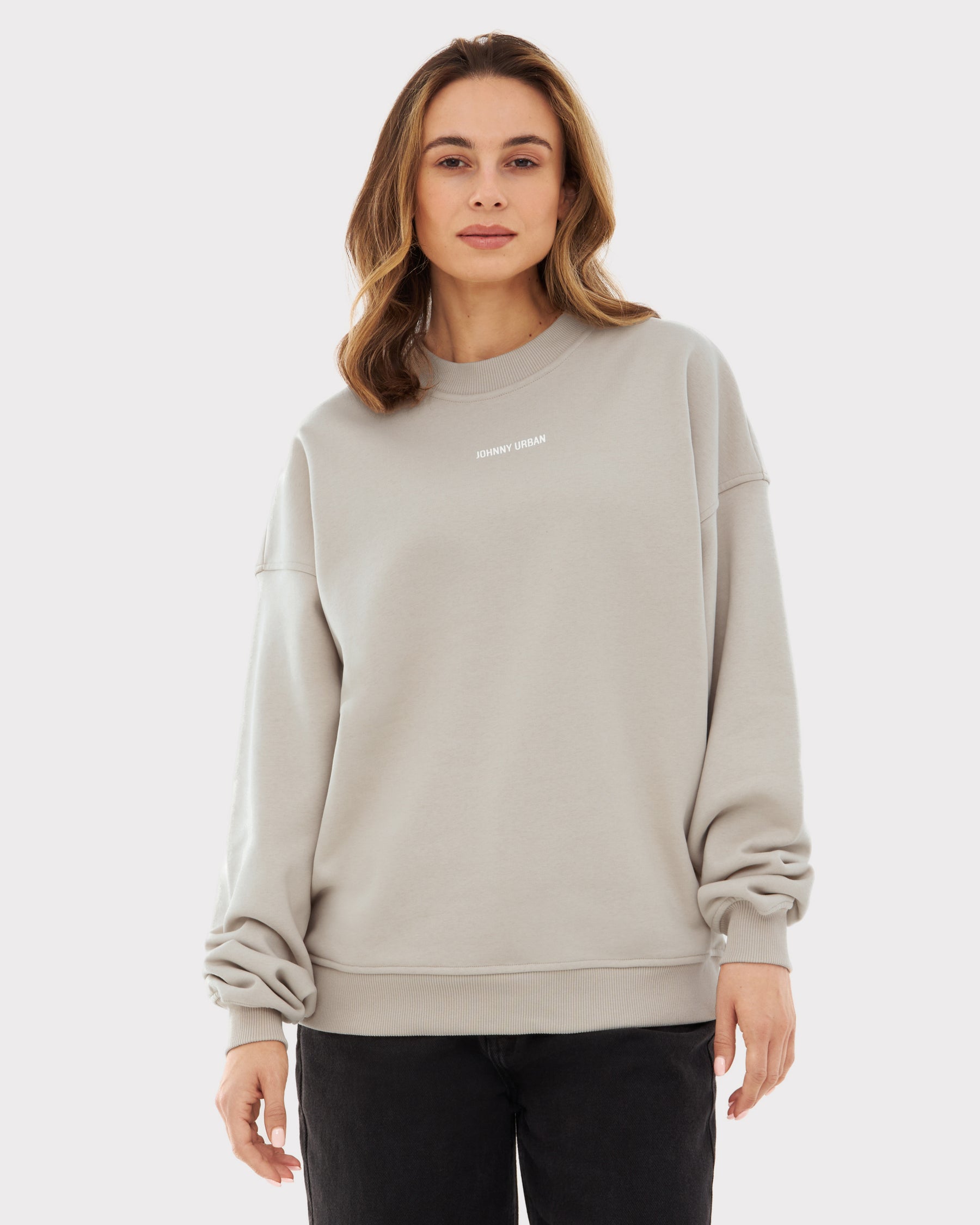 Beiges oversized Damen-Crewneck Sweatshirt 'Carter' mit kleinem weißen 'Johnny Urban' Schriftzug vorne
