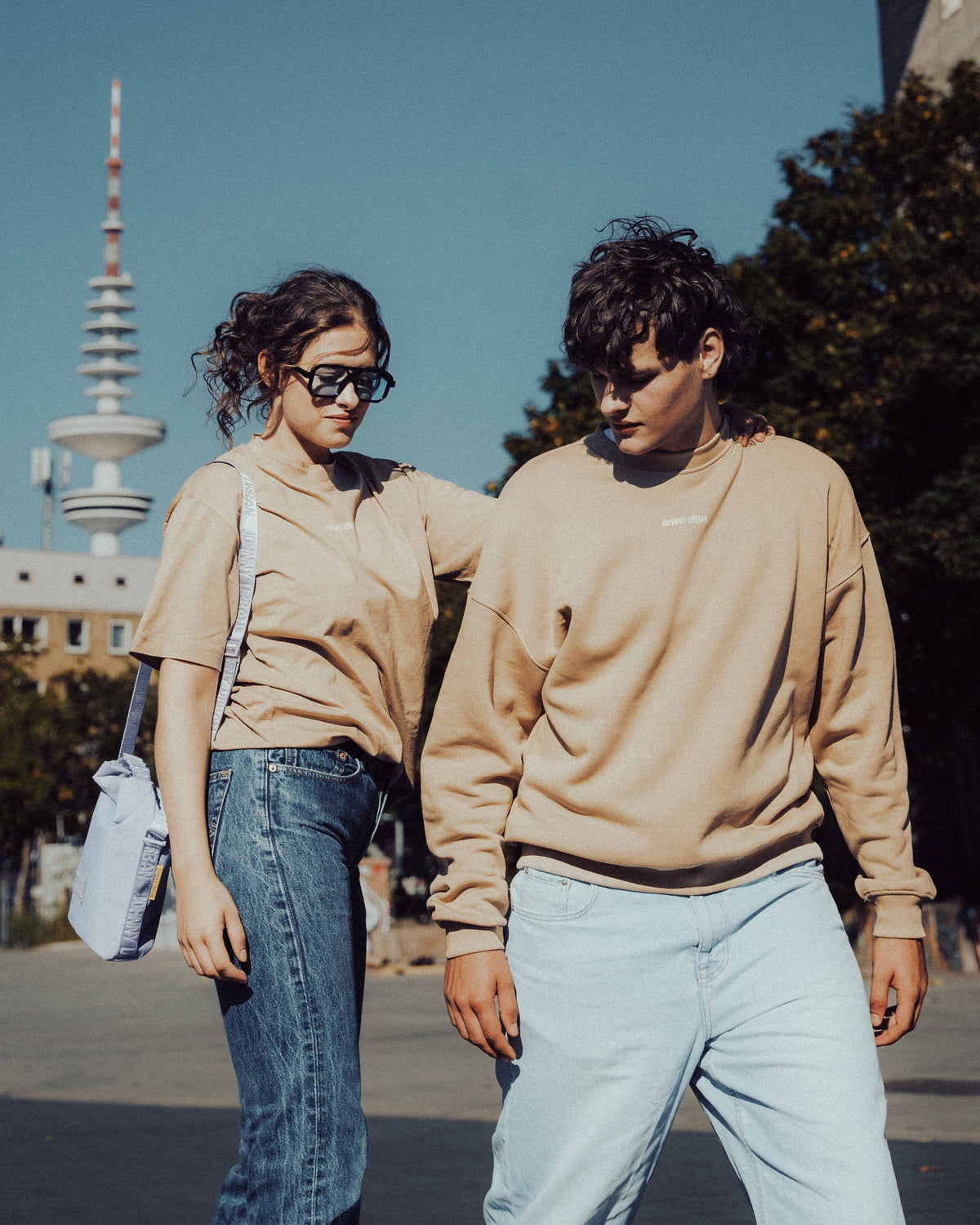 Zwei Personen in urbaner Umgebung, eine trägt oversized Crewneck 'Carter' Print in Beige von Johnny Urban