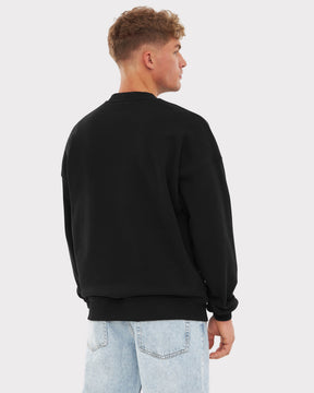 Mann von hinten in schwarzem Oversized Crewneck 'Carter' Print von Johnny Urban und hellblauen Jeans