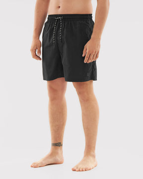 Schwarze Herren-Badehose 'Jay' mit elastischem Bund und Kordelzug, am linken Bein mit kleinem Logo