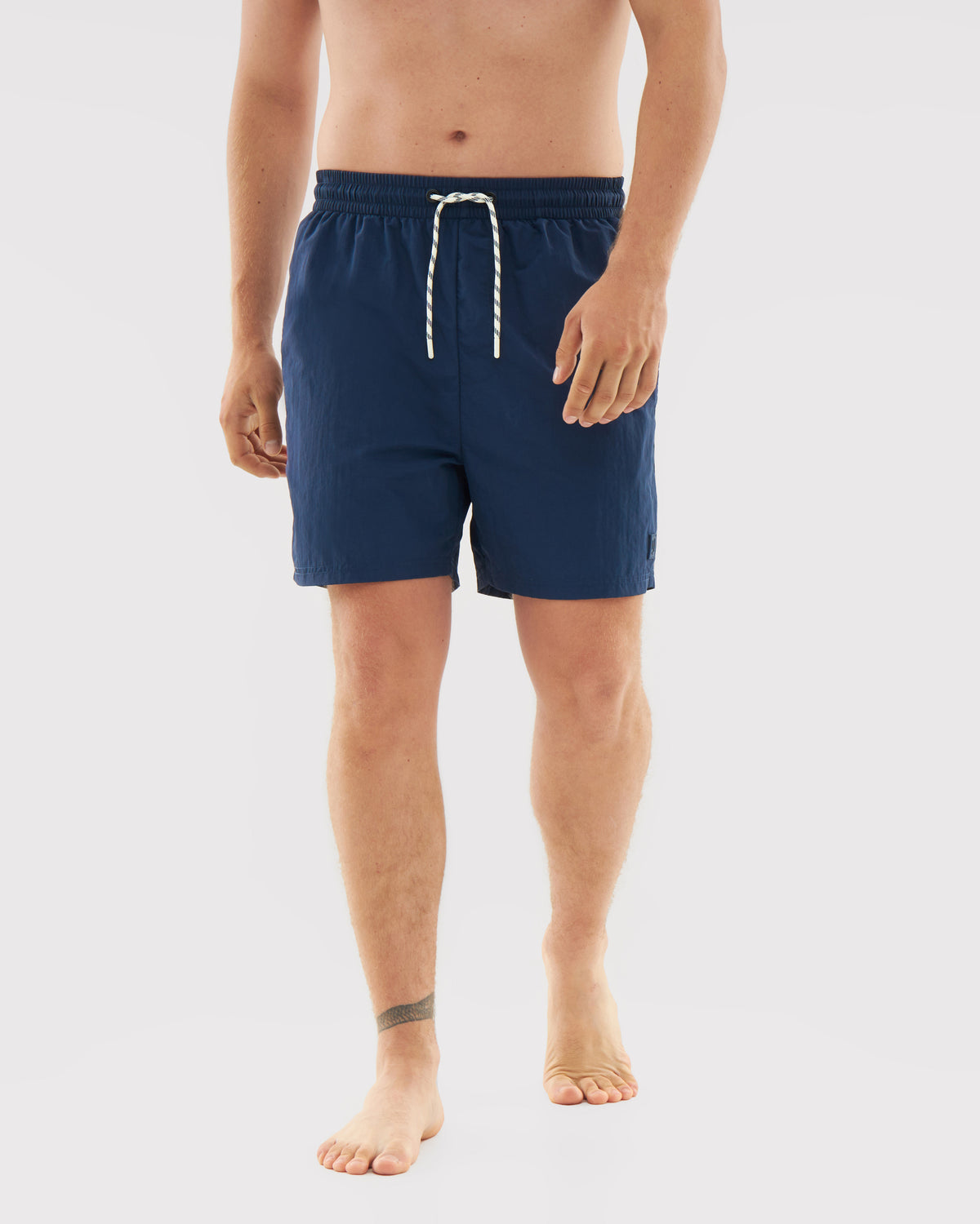 Herren tragen navyblaue Badehose 'Jay' mit Kordelzug