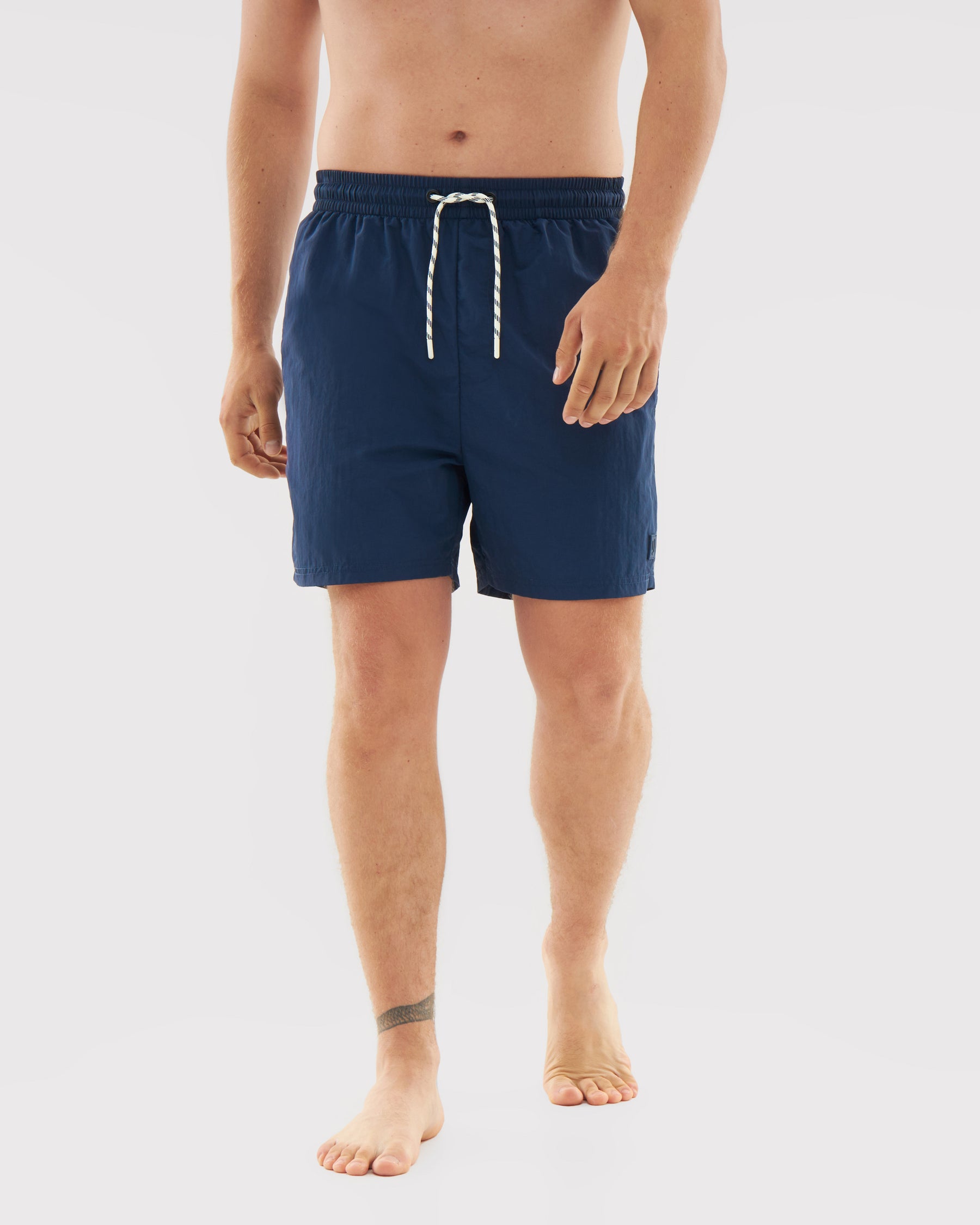 Herren tragen navyblaue Badehose 'Jay' mit Kordelzug