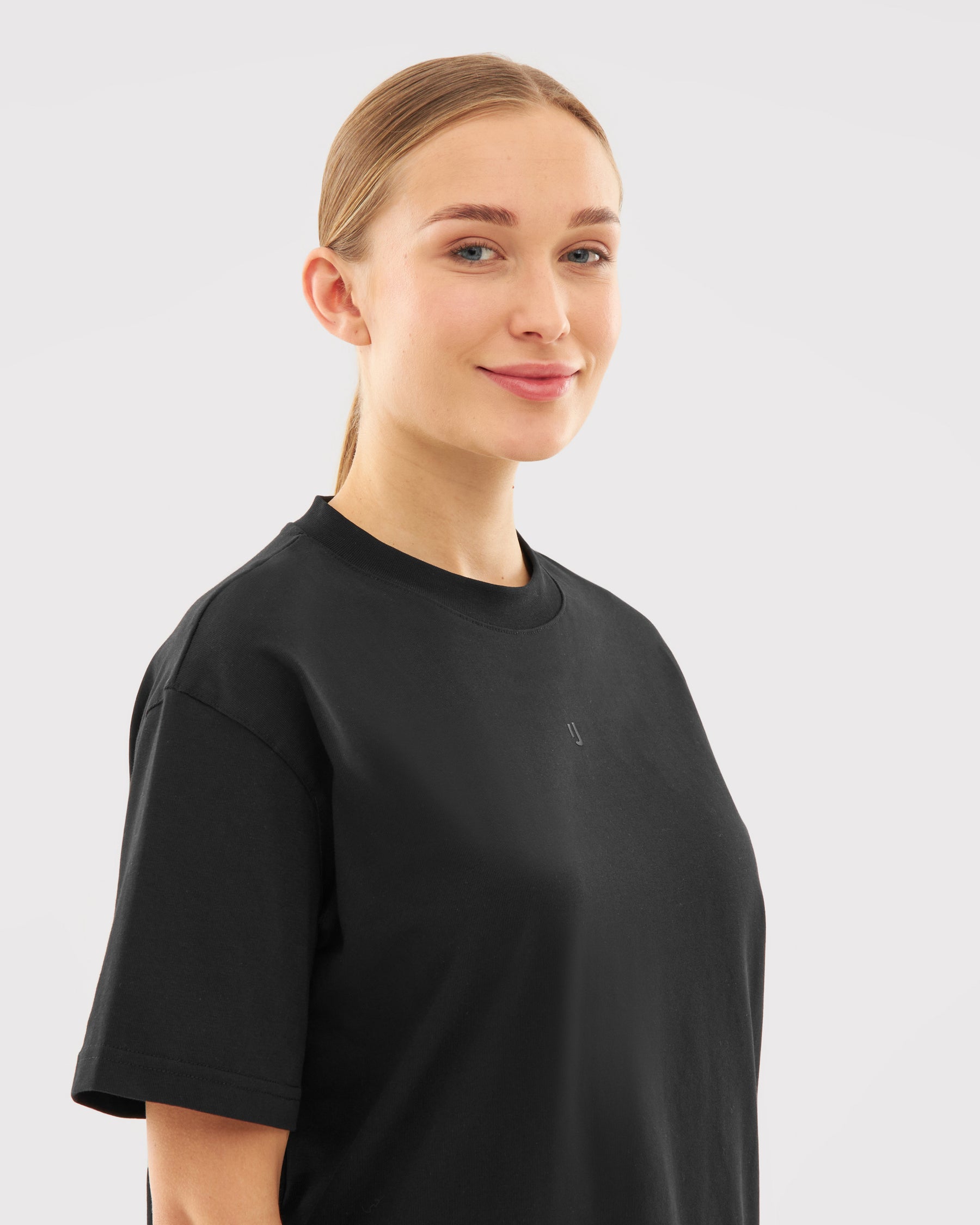 Frau trägt schwarzes T-Shirt 'Sammy Butterfly' mit kleinem Johnny Urban Logo auf der Brust