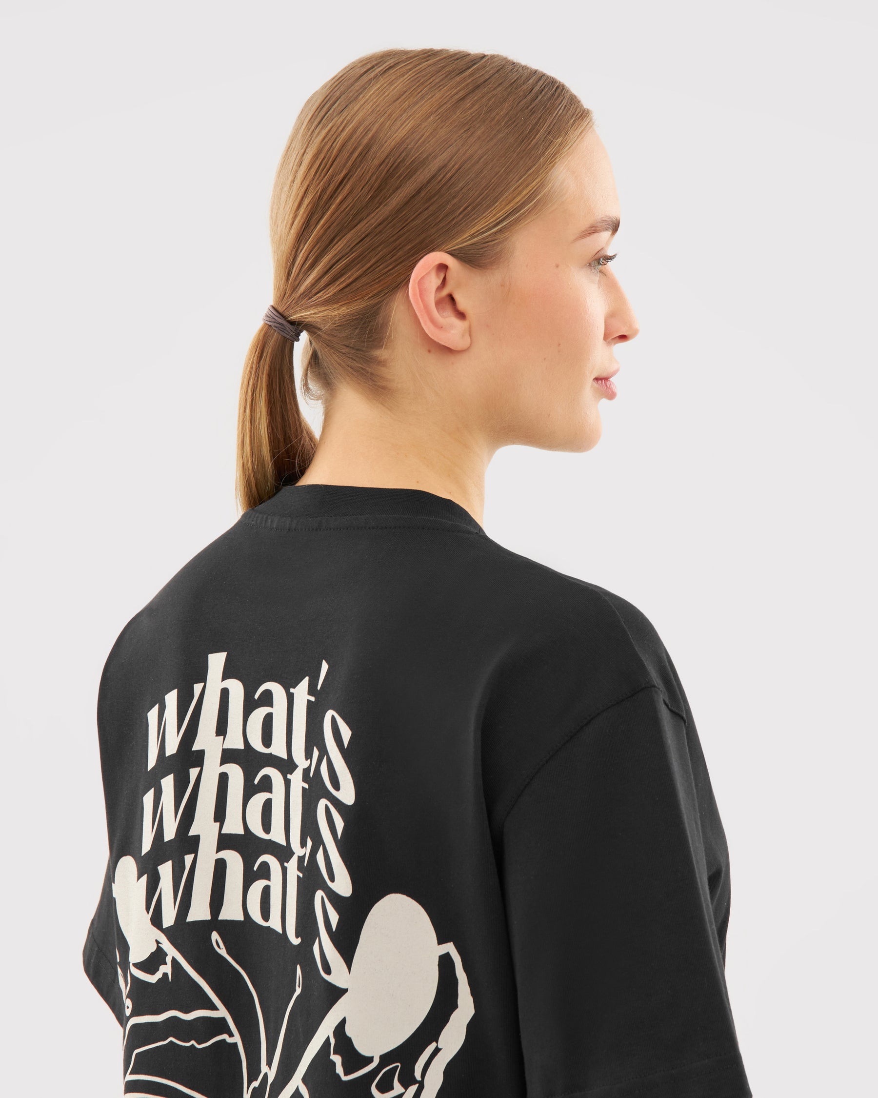 Schwarzes T-Shirt 'Sammy Butterfly' mit weißem Rückenprint und mehrfachem Schriftzug 'what's'