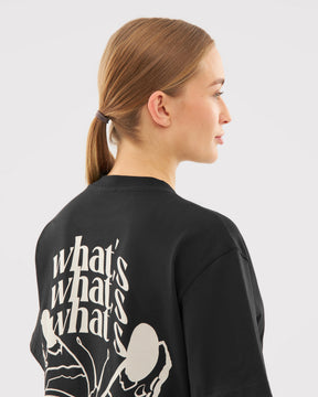 Schwarzes T-Shirt 'Sammy Butterfly' mit weißem Rückenprint und mehrfachem Schriftzug 'what's'
