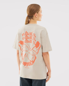 Beige T-Shirt 'Sammy Butterfly' mit orangem Schmetterlingsdruck und Schrift auf dem Rücken, getragen von Frau