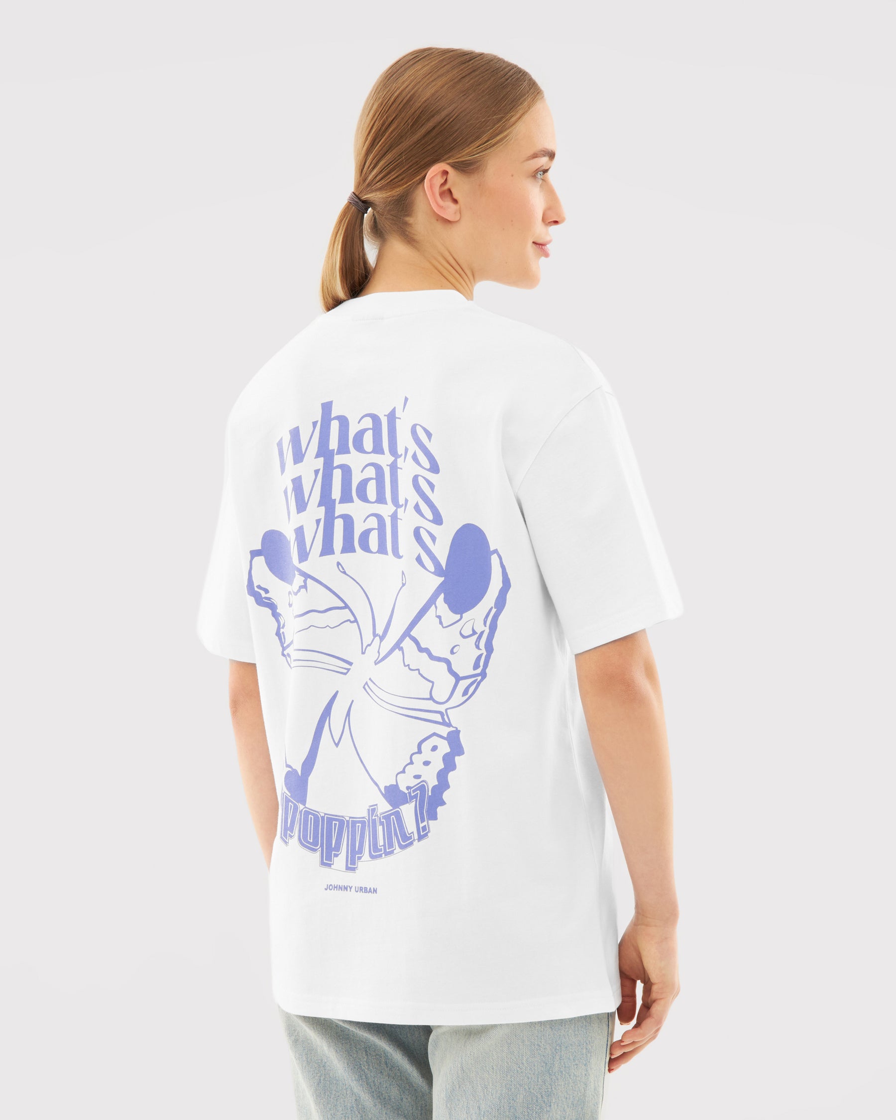 Weiße Damen-T-Shirt 'Sammy Butterfly' mit lila Schmetterlings-Print und Text auf dem Rücken