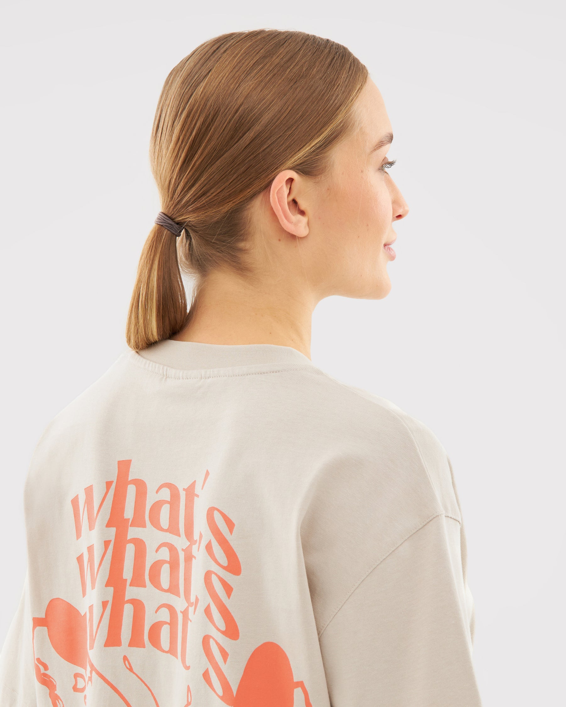 Beige T-Shirt 'Sammy Butterfly' für Damen mit orangem Print und Schriftzug 'what's' auf dem Rücken