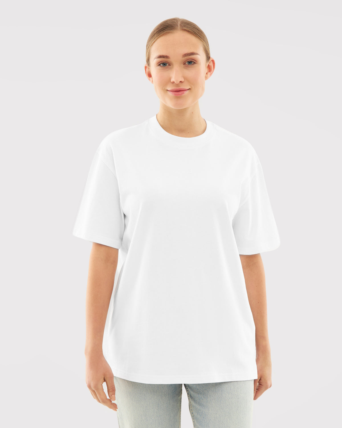 Frau trägt weißes oversized T-Shirt 'Sammy Butterfly' ohne Druck