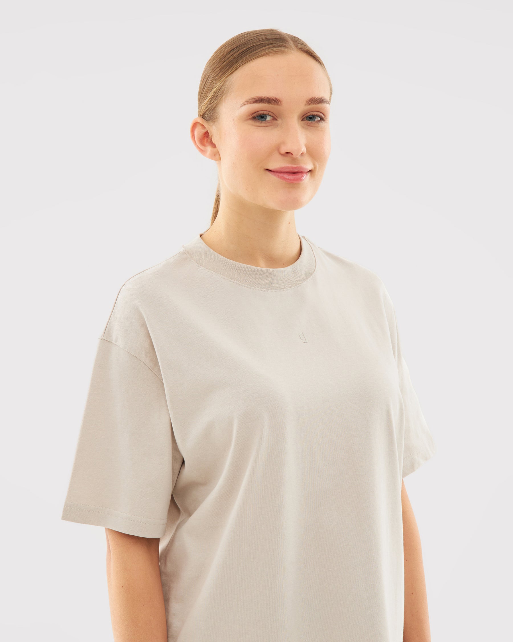 Frau trägt beige oversized T-Shirt 'Sammy Butterfly' mit rundem Ausschnitt