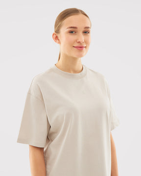 Frau trägt beige oversized T-Shirt 'Sammy Butterfly' mit rundem Ausschnitt