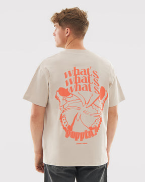 Beiger Herren-T-Shirt 'Sammy Butterfly' mit orangefarbenem Schmetterlingsdruck und Schriftzug 'what's poppin!?','what's'