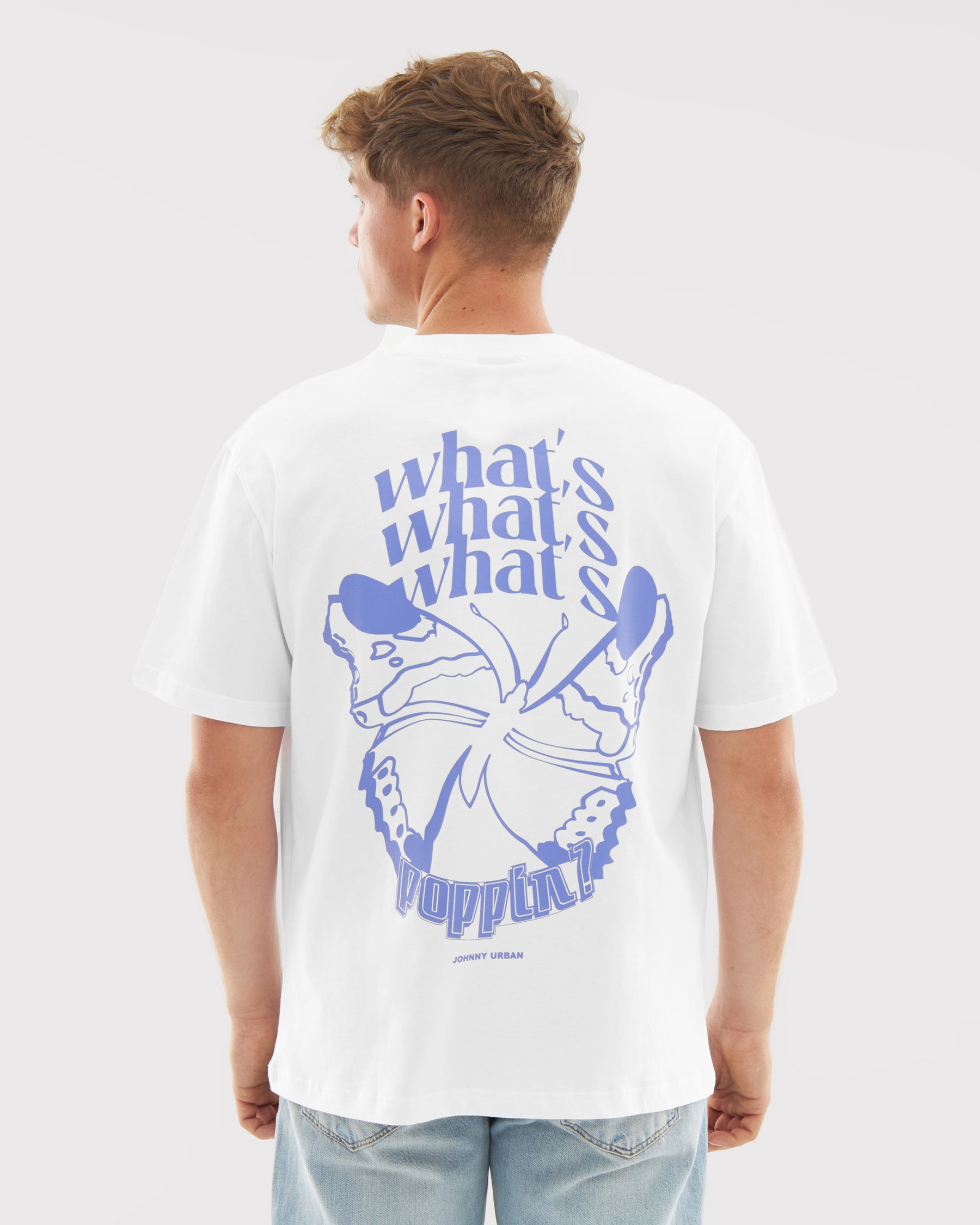 Rückseite eines weißen Herren-T-Shirts mit lila Schmetterlingsdesign und Text 'what's poppin?'
