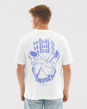 Rückseite eines weißen Herren-T-Shirts mit lila Schmetterlingsdesign und Text 'what's poppin?'