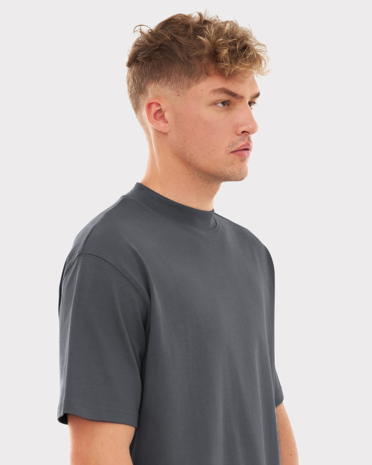 Mann trägt graues T-Shirt 'Sammy' von Johnny Urban mit kurzem Ärmel und hohem rundem Kragen