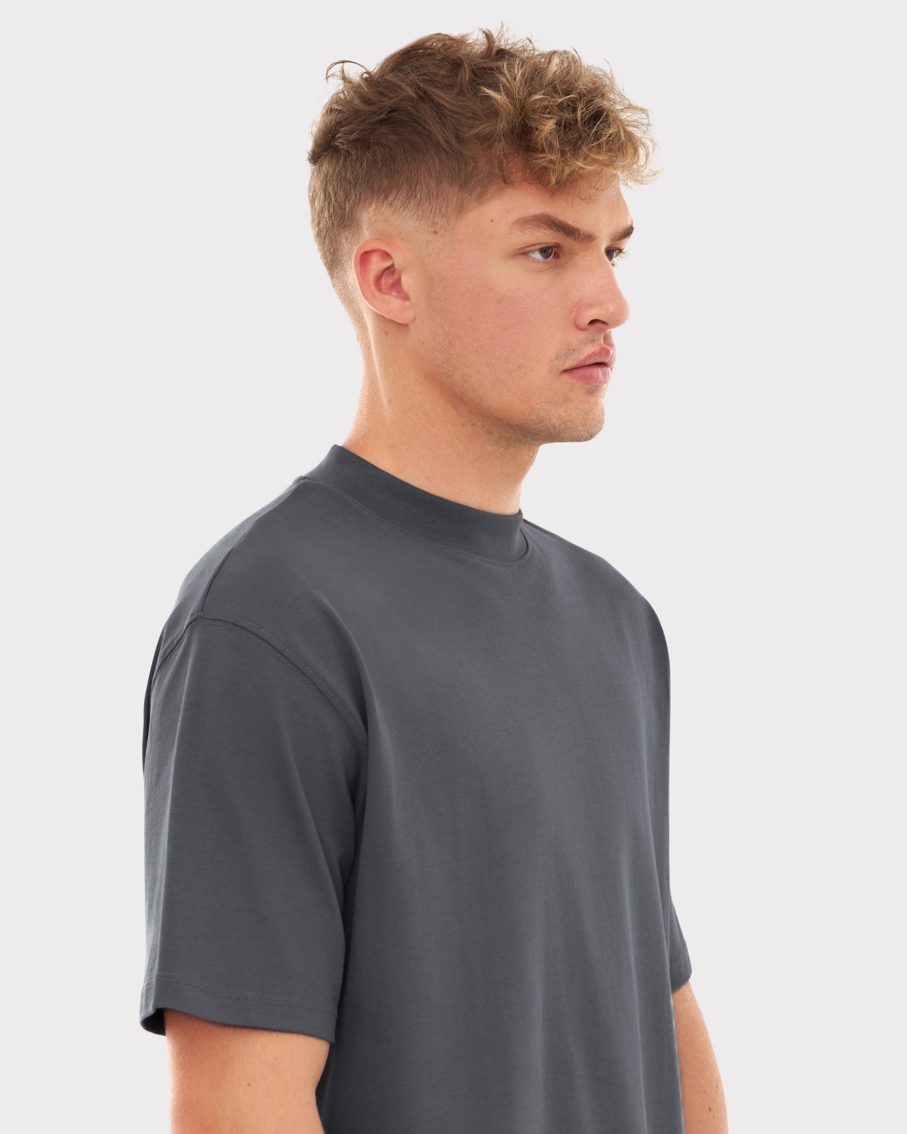 Mann trägt graues T-Shirt 'Sammy' von Johnny Urban mit kurzem Ärmel und hohem rundem Kragen
