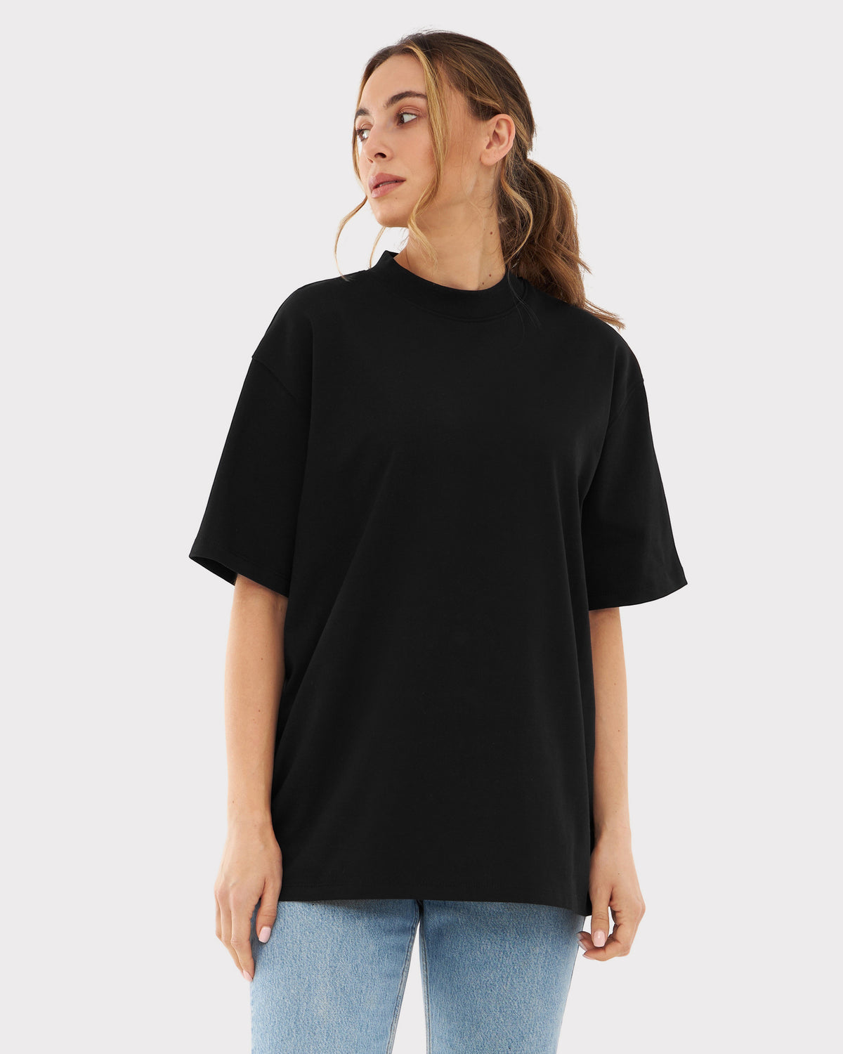 Frau trägt schwarzes oversized T-Shirt 'Sammy' von Johnny Urban mit kurzen Ärmeln und Rundhalsausschnitt