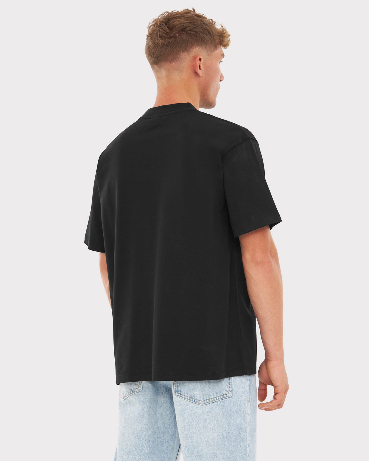 Mann trägt schwarzes oversized T-Shirt 'Sammy' von Johnny Urban, Rückansicht