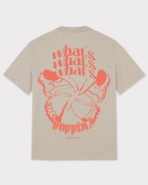 Beiges T-Shirt 'Sammy Butterfly' mit großem orangefarbenem Schmetterlingsdruck und Text 'what's poppin?' auf dem Rücken