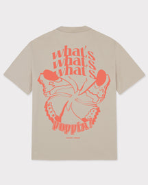 Beiges T-Shirt 'Sammy Butterfly' mit großem orangefarbenem Schmetterlingsdruck und Text 'what's poppin?' auf dem Rücken