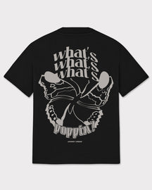 Schwarzes T-Shirt Johnny Urban mit großem grauem Schmetterlingsdruck und Text 'what's poppin?' auf der Rückseite